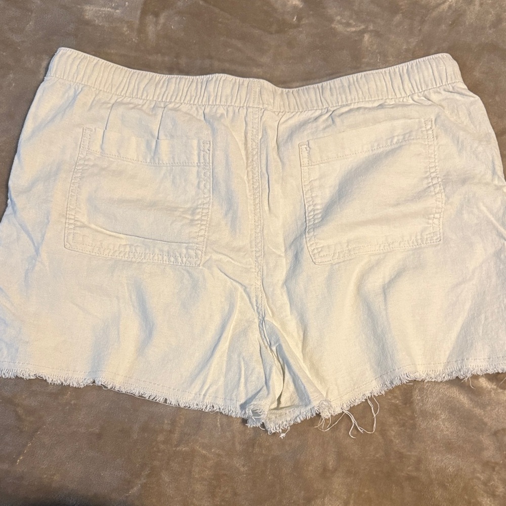 a.n.a White Drawstring Frayed-Hem Casual Shorts - Picture 4 of 4